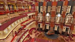Atrium Amarcord del Costa Fascinosa, de diseño inspirado en el filme de Fellini.