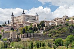 Imagen de El Alcázar, dominando la ciudad de Toledo.