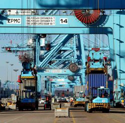 Las imponentes infraestructuras del puerto permiten el atraque de los barcos quenecesitan hasta 17 metros de calado.