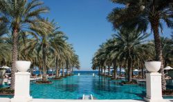 Piscina infinita del hotel Al Bustan Palace de Mascate, Omán.