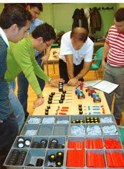 Estudiantes practican con piezas de juguete durante un taller de la Cátedra Renault Consulting.