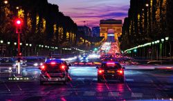Tráfico en la avenida de los Campos Elíseos, en París.