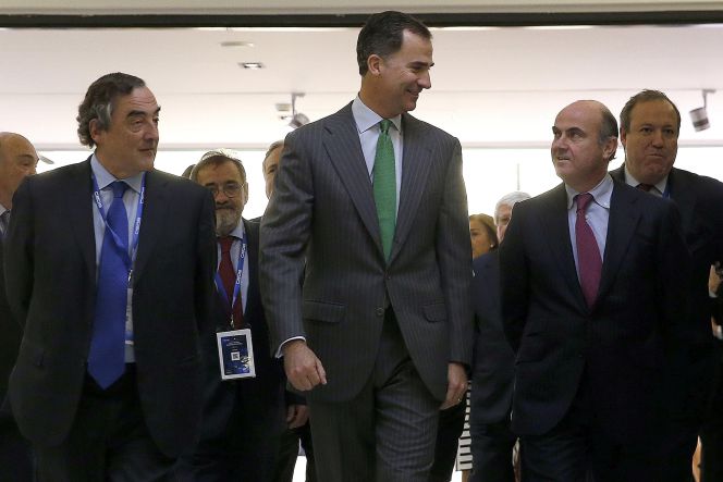 Juan Rosell, presidente de CEOE; el Principe Felipe y Luis de Guindos, ministro de Economía, ayer a la entrada de la cumbre de la innovación de CEOE.