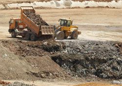 Vehículos industriales en una obra