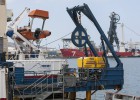 Defensa pagará hasta cinco millones por el rescate del helicóptero de Canarias Defensa pagará hasta cinco millones por el rescate del helicóptero de Canarias