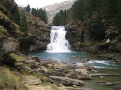 El agua es seña de identidad de Ordesa, presente en cascadas y lagos.