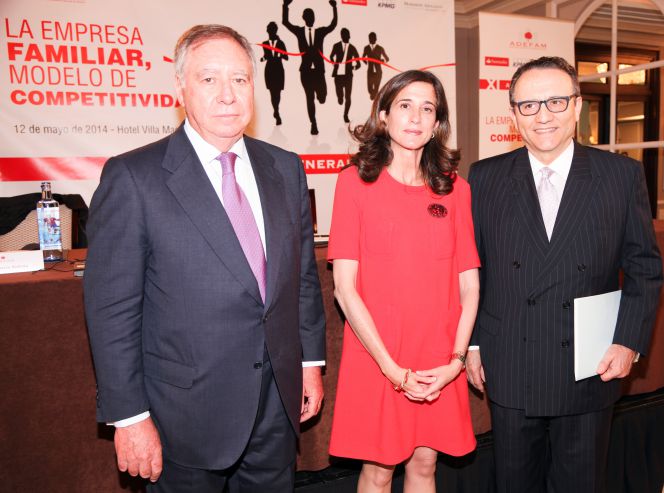 De izquierda a derecha, el expresidente de Adefam, Clemente González Soler; la nueva presidenta de Adefam, Inés Juste, y el presidente del Instituto de la Empresa Familiar, Javier Moll.