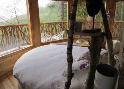 Interior de una de las cabañas aéreas de Zeanuri. El desayuno se entrega en una cesta que se sube a través de un sistema de polea.
