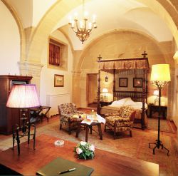 Las habitaciones del Parador de Santiago están ricamente decoradas.