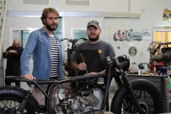 Pedro García y Efraon Triana, socios de Cafe Racer Dreams, en su taller a las afueras de Madrid.