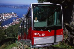 El funicular Floibanen tarda solo siete minutos en recorrer la montaña.