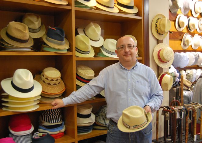 Luis Bobes, gerente de la sombrerería Albiñana, fundada en 1924 y presente en ocho redes sociales.