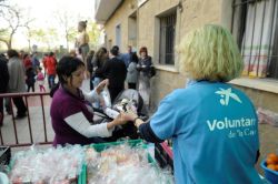 Voluntarios de La Caixa atienden a personas con pocos recursos.