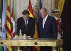El Rey Juan Carlos firma la ley de su abdicación El Rey Juan Carlos firma la ley de su abdicación