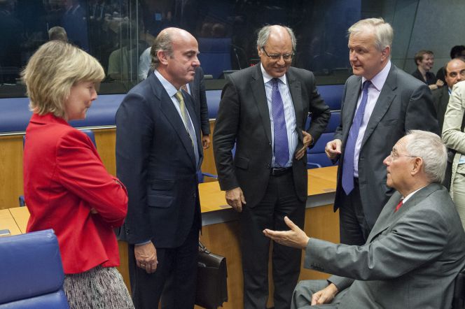 La ministra de Finanzas de Portugal, Maria Luis Albuquerque, sus homólogos, español, Luis de Guindos, maltés, Edward Scicluna, el vicepresidente económico de la CE, Olli Rehn, y el ministro de Finanzas alemán, Wolfgang Schaeuble, hablan antes del encuentro de los ministros de Finanzas del Eurogrupo ayer en Luxemburgo.