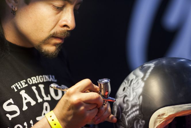Un diseñador decora un casco en la última edición del Mulafest, que esta semana vuelve a los pabellones de Ifema.