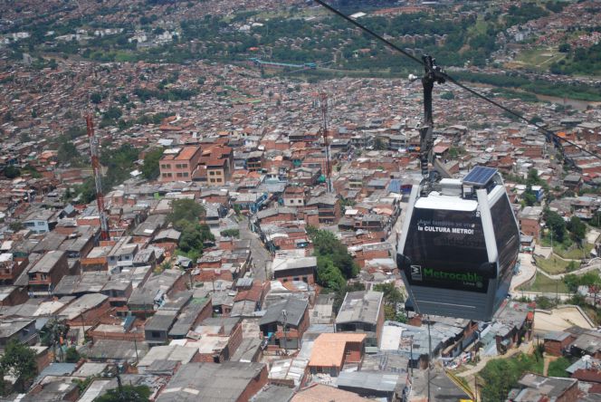 Vista del teleférico de Medellín volando sobre el barrio de Santo Domingo.