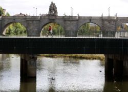 Puente sobre el río Manzanares en la zona Madrid Río.