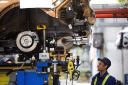 Un trabajador en la cadena de montaje de la factoría de Ford en Almussafes (Valencia). EFEArchivo