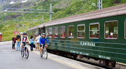 La localidad de Flam, que da nombre al tren, esconde el fiordo más largo del mundo.