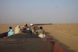 La forma más rápida de atravesar Mauritania y cruzar el desierto del Sahara es este tren de mercancías.