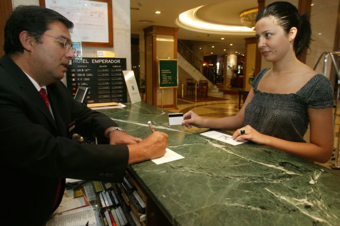Un cliente en la recepción de un hotel en Madrid