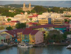 La pequeña isla de Antigua asegura que tiene más de 300 playas y una colorida y animada capital, Saint John.