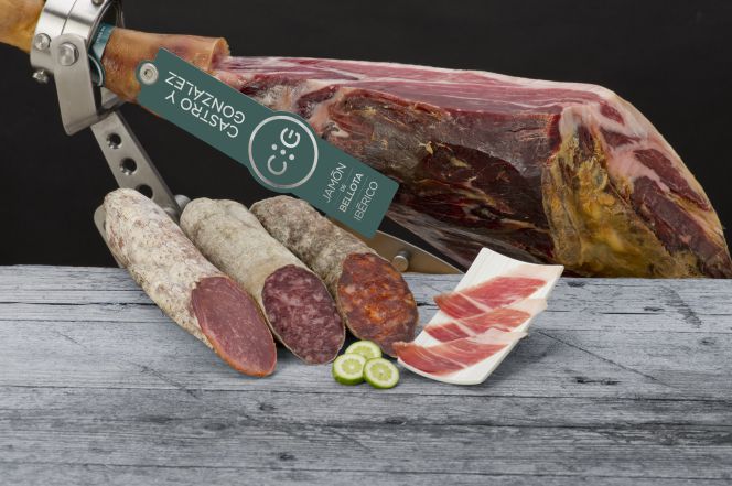 Comercializan desde jamones y paletillas a caña de lomo, salchichón y chorizo. Todos los productos pasan por sus secaderos de Guijuelo.