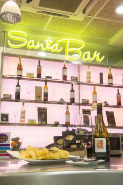 En el Santa Bar, ubicado en el mismo establecimiento, se pueden degustar todo tipo de vinos y licores, así como los productos gourmet a precio de tienda.