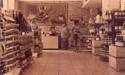 En 1968, la bodega abrió una tienda en Madrid, en la calle Blasco de Garay, ya bajo el concepto de autoservicio. Eran 250 metros de vinos y licores al alcance de los clientes, que podían circular libremente por el local.