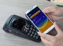 Pago con tarjeta Visa a través del móvil.