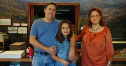 Fernando Fernández, de la tercera línea generacional, comparte el negocio con otros tres familiares. En la foto, con su hija y su mujer.