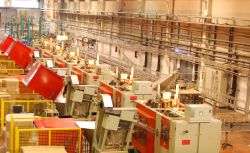 Vista de seis máquinas sopladoras en plena fabricación de nuevos envases.