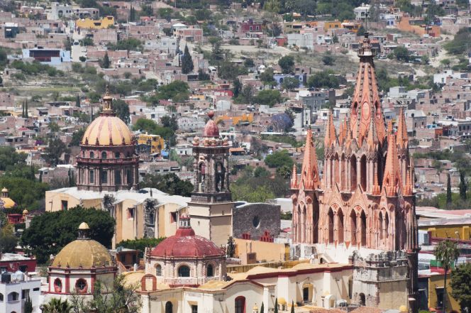 Una de las panorámicas más fotografiadas de la ciudad, con su característica catedral neogótica de intenso color rosa.