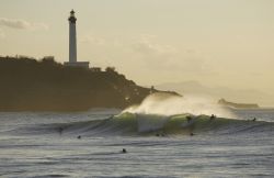 La zona ofrece magníficas playas y actividades deportivas típicas e idóneas para quienes no temen a las olas.