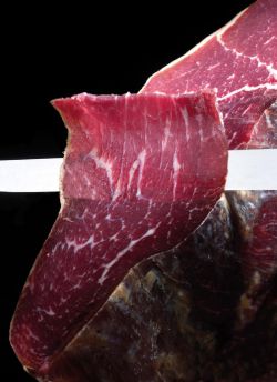 La cecina de vacuno elaborada siguiendo los antiguos procesos artesanales es el producto estrella de la compañía.