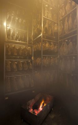 El característico toque ahumado de la cecina tradicional se consigue por medios absolutamente artesanales, con carbón y leña de encina y sin añadidos.