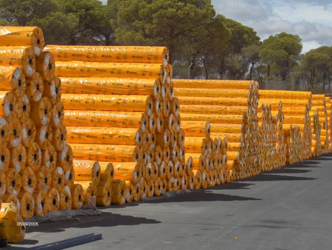 Exterior de las instalaciones de Geotexan, donde se almacenan los rollos de tejido sintético para las distintas aplicaciones, listos para llegar al mercado de la obra pública.