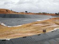 Los tejidos sintéticos de Geotexan protegen el terreno y ayudan a impermeabilizar infraestructuras como las obras hidráulicas. Es el caso de esta balsa ubicada en la provincia de Alicante.