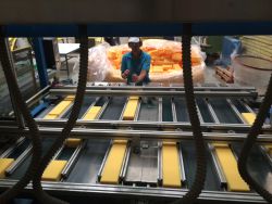 Corte de planchas de espuma para la fabricación de estropajos.