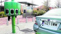 Vehículo eléctrico en recarga