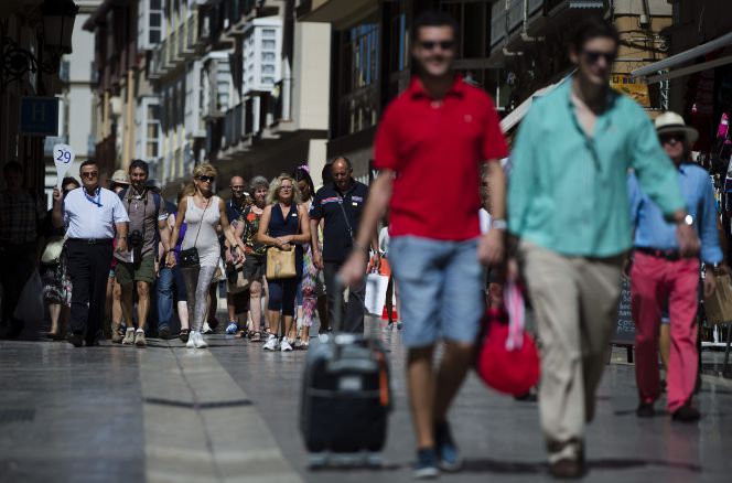 Turistas paseando por el centro de Málaga.