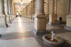 Lo más representativo de la ciudad checa de Karlovy Vary son sus columnatas.