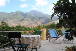 Un típica casa canaria en La Palma rodeada de mar y montaña.
