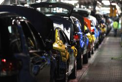 Fotografía de archivo que muestra varios coches en una planta de Ford. EFEArchivo
