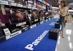 Una clienta mientras mira unas pantallas planas de Panasonic en una tienda de productos electrónicos en Tokio (Japón). EFEArchivo