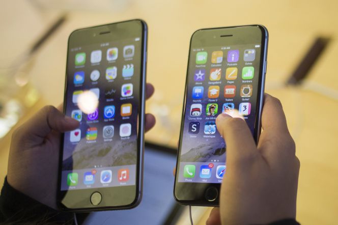 Un cliente consulta los dos modelos del smartphone de Apple: el iPhone 6 y el iPhone 6 PLus