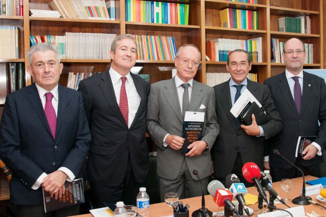 Valentí Pich (REAF), Salvador Ruiz Gallud (Equipo Económico), José Luis Feito (Instituto de Estudios Económicos), Leopoldo Gonzalo y González, catedrático de Hacienda Pública, y Santiago Álvarez, profesor de Hacienda Pública.