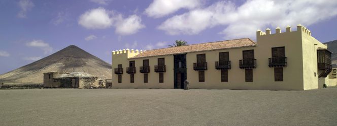 Casa de los Coroneles, en La Oliva, con la montaña de Tindaya al fondo.