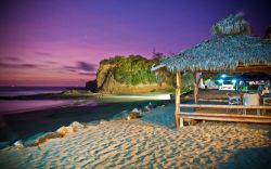 En Montañita, un bar típico de reggae a la orilla del mar.